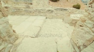 Hızla eski harabe şehrin Pov adımlardan inerler. Koridorlar ve merdivenler eski binanın