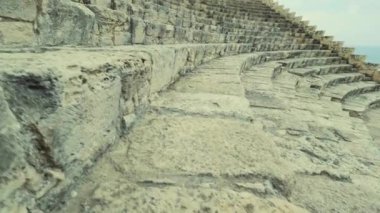 İzleme bir antik amfitiyatro Kourion Kıbrıs tiyatro merdivenlerden hareket atış