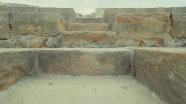 Hareketi ters bir Kourion Kıbrıs tiyatro amfitiyatro merdivenlerden yukarı, tırmanma. POV