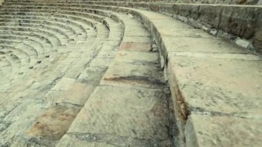 İniş Kourion Kıbrıs tiyatro antik amfitiyatro merdivenlerden aşağı. İzleme atış