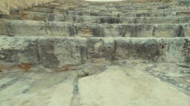 Kourion Kıbrıs tiyatro antik amfitiyatro adımları boyunca izleme atış hareketi