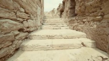 POV tırmanma Antik şehir devleti merdivenlerden yukarı. Koridorlar ve merdivenler taştan yapılmış yürümek