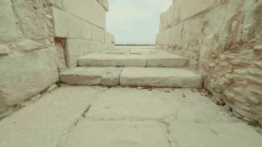 Antik şehir devleti koridor aracılığıyla Kourion Kıbrıs tiyatro amfitiyatro POV geçiş