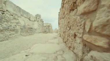 POV antik kalıntılar, harap duvarları olan antik bir binada geçen yürürken turist