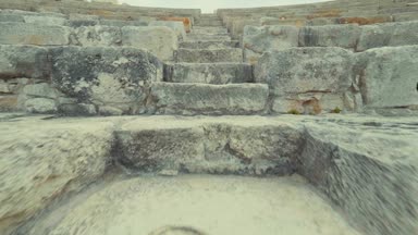 Bir tarihi antik yerde Kourion Kıbrıs tiyatro amfitiyatro merdivenlerden yukarı tırmanma. POV