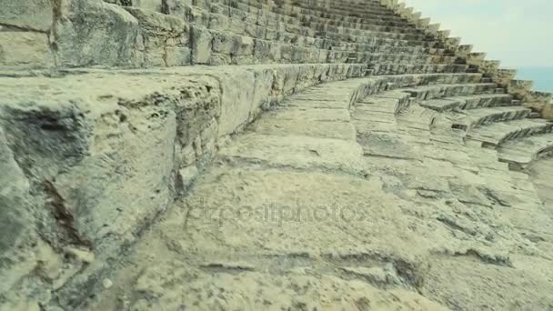 Tracking shot Subiendo los escalones de un antiguo anfiteatro Teatro Kourion Chipre — Vídeo de stock