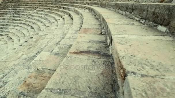 Desciende por las escaleras del antiguo anfiteatro del Teatro Kourion Chipre. Tiro de seguimiento — Vídeos de Stock