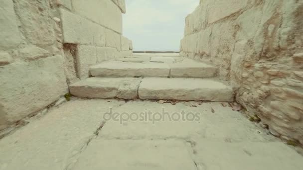POV doorgang naar het amfitheater van Kourion Cyprus theater door de corridor van oude stadstaat — Stockvideo