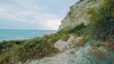 POV shot turistik sahil için almak için dağa tırmanıyor. Denize gittiği yolunda yürümek