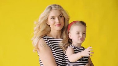 Güzel anne ve aile fotoğraf, ağır çekim sürecinde yaramaz bir kız