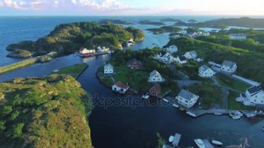 Norveç'te tipik bir sahil üzerinde panoramik görünümü yukarıdaki. Şaşırtıcı Adaları, açık mavi gökyüzü ve deniz