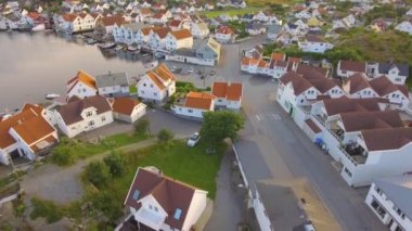 Yaz günü, hava Norveç bağlantı noktası şehirde evlerin çatıları üzerinden uçuş vurdu