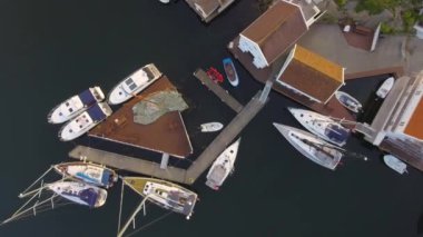 Üst muhteşem deniz manzarasına dock güzel beyaz yat ve gemi ile. Avrupa liman