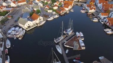 Uçuş Körfezi ve house, hava muhteşem manzaralı küçük Avrupa liman kenti üzerinden vurdu