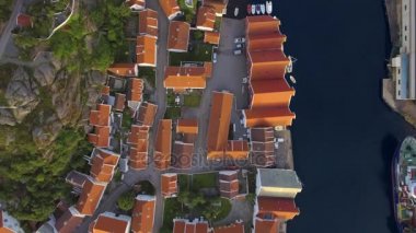 Norveç. Küçük güzel bir Avrupa şehir, hava ve deniz limanı üstten görünüm vurdu