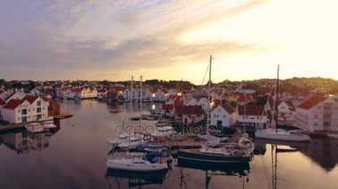 Muhteşem deniz liman ve şaşırtıcı Avrupa şehir, hava üzerinde gün batımında atış helikopterle uçuş