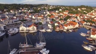 Yukarıdan panoramik deniz limanı ve günbatımı, hava atış rahat güzel Avrupa kenti