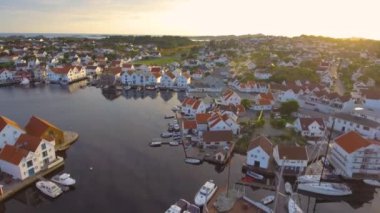 Muhteşem Avrupa Norveç güzel liman ve şehir alt yapısı üzerinde uçuş