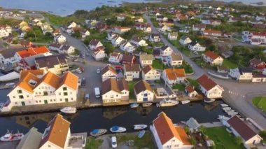 Harika modern Avrupa şehirde Norveç vurdu günbatımı, en iyi görünüm, hava, deniz limanı ile