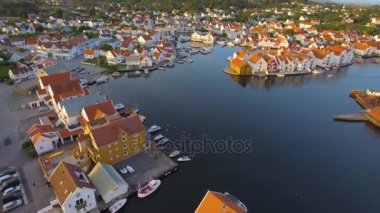 Bir helikopterden ateş günbatımı güzel Avrupa kenti. Şehir manzarası ile deniz liman