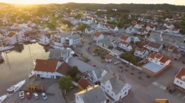 Anteni yukarıdan panoramik küçük bir Avrupa şehri Skudeneshavn, Norveç için gün batımında vurdu.