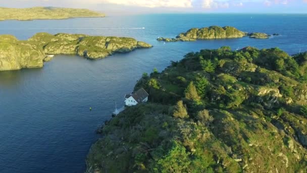 直升机飞行在壮观的海岛在海中间, 空中射击, 俯视图 — 图库视频影像