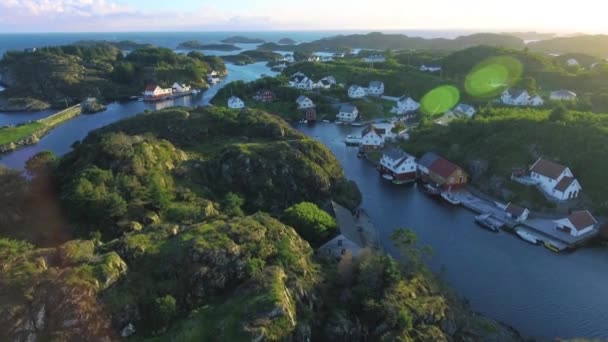 Magnífica vista desde arriba en las hermosas islas de Noruega al atardecer, plano aéreo . — Vídeos de Stock