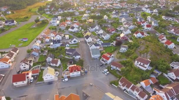 Vue panoramique d'en haut sur une magnifique ville européenne par une chaude journée d'été, vue aérienne, vue sur le dessus — Video