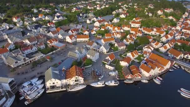 Antenn skott flyg över de magnifika vackra hamnstaden i Europa, fantastiska havet bay, ovanifrån — Stockvideo