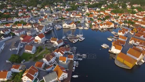 美しいヨーロッパの港湾都市です。上からのすばらしい眺め。青い海、白いヨット、完璧な住宅 — ストック動画