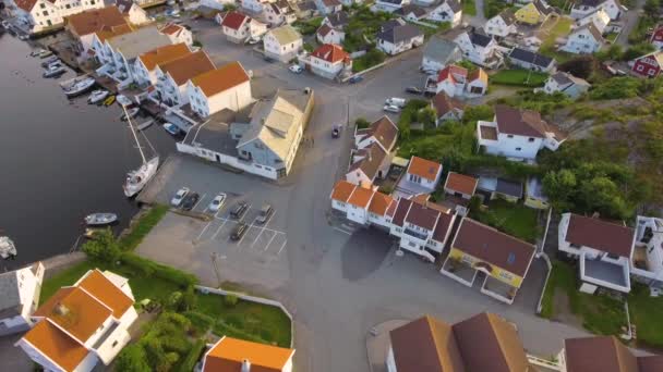 Vue de dessus du port maritime européen typique de Norvège. Baie maritime dans la ville moderne, prise de vue aérienne, vue d'en haut — Video