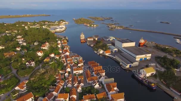 Blick von oben auf die Küste der Inseln Norwegens, den Hafen und das blaue, klare Meer. Europäische Hafenstadt — Stockvideo