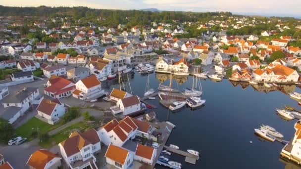 Magnifica vista dall'alto di una moderna piccola città europea con porto di mare al tramonto, ripresa aerea — Video Stock