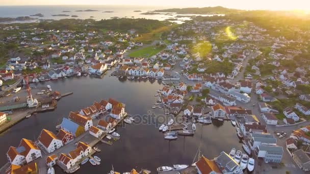 Prachtige bovenaanzicht van een mooie Europese stad met een haven van de zee bij zonsondergang, luchtfoto shot — Stockvideo