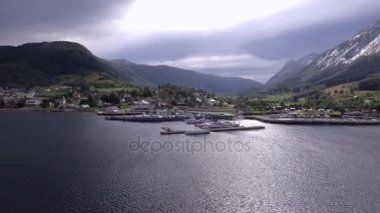 Yukarıdan manzarayı güzel deniz Harbor arka plan dağlarda Su ulaştırma araçları ile