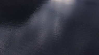 Hava atış güzel sonsuz mavi deniz üzerine uçuş. Denizin ortasında balıkçı tekneleri