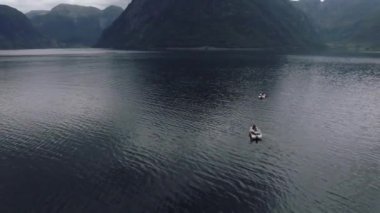 Norveç güzel doğası. Deniz manzarası, arka plan dağlar ve küçük bir balıkçı köyü
