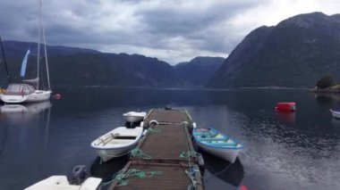 Muhteşem deniz manzarası. Liman Su ulaştırma araçları ile yüksek dağlarla, hava atış çevrilidir