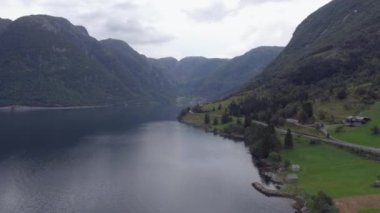 Muhteşem deniz manzarası, havadan çekim sinek dağlar ve deniz tarafından çevrili güzel vadi üzerinde