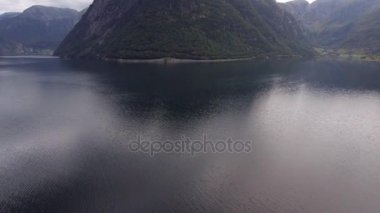 Dağlar ve deniz, panoramik hava atış yakınındaki güzel Dock harika balıkçı köyü