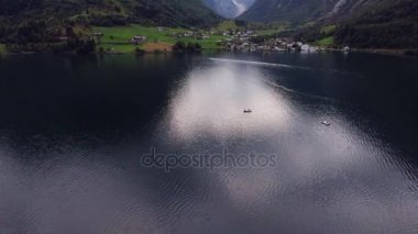 Norveç Fiyordu, harika deniz manzarası. Balıkçı kasabası Vadisi'nde. Atış şaşırtıcı Norveç doğa, hava