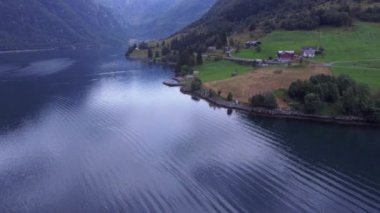 Norveç dağlar ve fiyort görüntüleyin. Güzel deniz manzarası. Dağların ortasında muhteşem Yeşil Vadi