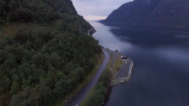 En iyi manzarası güzel bir deniz manzarası. Norveç, Europe. Dağlar, deniz ve Norveç Fiyordu Manzaralı