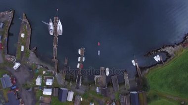 Statik üstten görünüm küçük deniz liman su taşıma, beyaz güzel yatlar ve balıkçı tekneleri ile