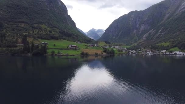 Panorâmica aérea tiro bela paisagem marinha na Noruega. Aldeia piscatória em um maravilhoso vale montês — Vídeo de Stock