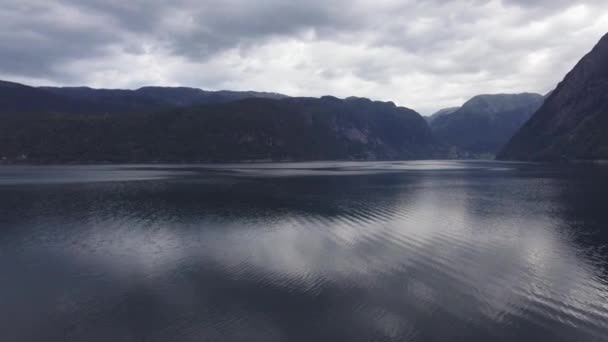 Panoramiczne aerial strzał port otoczony jest górami. Wioska rybacka, molo i pięknych jachtów — Wideo stockowe