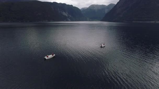Static aerea girato bella natura della Norvegia. Meraviglioso paesaggio marino. Blu mare limpido e alte montagne — Video Stock