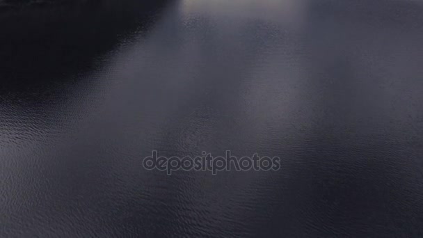 Capa marinha de tiro aéreo da natureza na Noruega. Altas montanhas e barcos de pesca no meio do mar — Vídeo de Stock