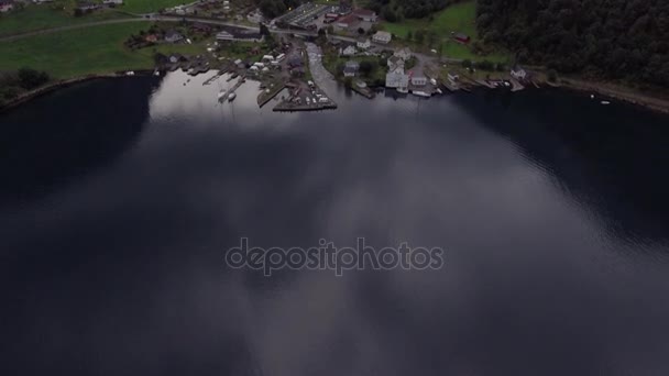 Maravilloso pueblo pesquero en hermoso valle de montaña cerca del mar, tiro aéreo. Gran naturaleza de Noruega — Vídeos de Stock