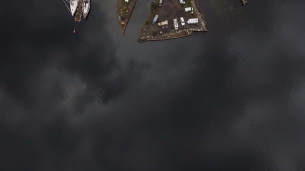 Port de tir aérien de la petite ville typique de Norvège. Survolez les toits des maisons du village de pêcheurs 